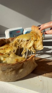 Tarta de cebolla & queso 🤤 Para esos días que no tengo ni idea que cocinarme, buena es la tarta y está de cebolla y queso es de mis favoritas! Se hace mega fácil y con pocos ingrediente así que no tenes excusa! Ingredientes Para la masa 200 gr de harina Sal a gusto 4 cucharadas de aceite 80 ml de agua tibia Para el relleno 3 cebollas Creman doble crema de @laserenisimaok 4 huevos Condimentos a gusto que yo use sal, pimienta, pimentón y orégano Cocinas a horno medio por 30 minutos o hasta que se