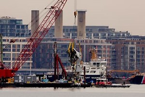 [EN IMAGES] Collision aérienne de Washington: une partie du fuselage de l’avion repêchée