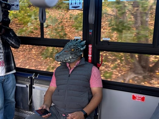 Un homme-dragon impoli dans un autobus de la STO
