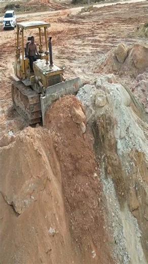 EP.132 Komatsu D41P Dozer Pushing Stone on the Mountain #pnmachines