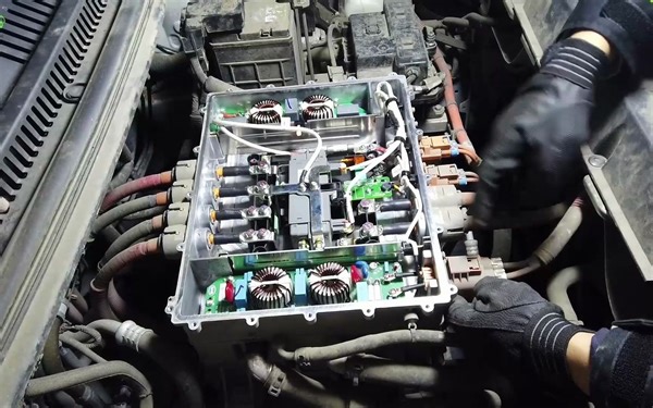 比亚迪BYD三合一高压配电盒，车载充电机OBC、DCDC、PDU