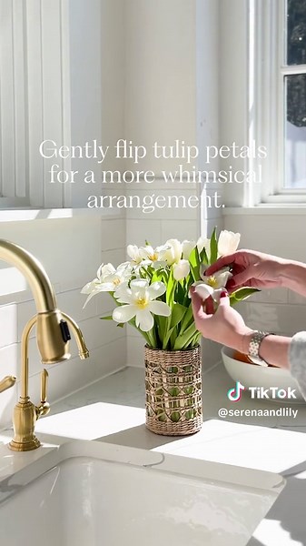 One of our favorite tulip tips. 🌷 #serenaandlily