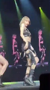[FANCAM] LISA - SWALLA #BLACKPINKinMELBOURNE Thêm một chiếc fancam gần và rõ cho concert hôm nay nhé. Cũng vẫn bài dance như cũ thôi mà Lisa có sức hút gì ấy làm coi hoài mê hoài huhu 💔 ______ Via: Lisa Nation | Goddess Lili