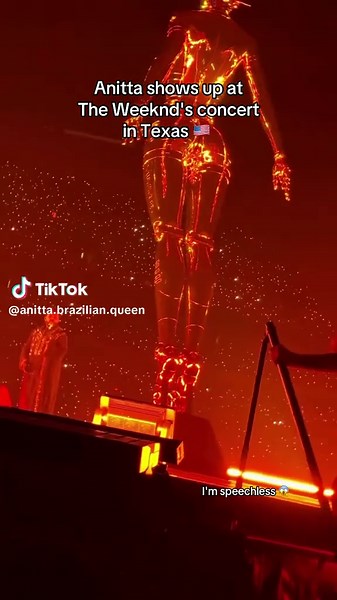 Anitta shows up at The Weeknd's concert to sing with him #anitta❤️ #theweeknd #anitta #saopaulo @Anitta @QGDAANITTA @The Weeknd