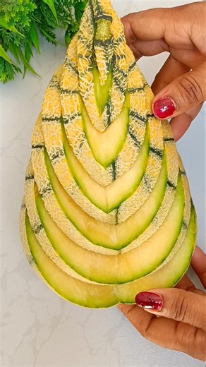 Simple Melon🍈Carving Cutting Design Skills #shots #cuttingskills #fruit #melon #fruitcuttin #carving