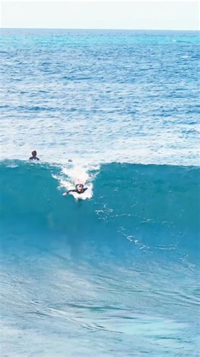 Take notes kids! ✍️ Caity Simmers giving a free lesson in style 🚁 🎥 @balisatoshi | World Surf League