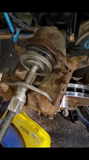 3 comments | Caliper piston will not compress. Bought the right tool from autozone, cleaned and greased it but still nothing. Please help, thanks 樂⚙️️ #hardwork #mechanic #wondermudisi #mudisiparts | Mudisi Parts & Spares | Facebook