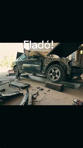 Eladó projekt autóm ami egy Mercedes W202 C250TD! A híres OM605TD motor van benne gyárilag is és manuál váltós gyárilag is. Közel se gyári az autó de majdnem minden megvan hozzá hogy gyári lehessen az autó. Az autó ki lett lakatolva és kapott egy telifényt. Jelenlegi konfiguráció: -TerrorBenz 8mm EDC adagoló -Holset Hx35W újonnan vásárolt -TurboSmart turbo nyomás szabályzó -IMMO szelep kiváltó (Benz Injection) -Elektromos üzemanyag pumpa -Külső üzemanyag nyomás szabályzó -Külső olajhütő -63mm Al