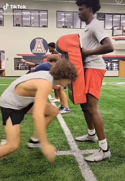 Want to generate more power in your tackling? Try this drill 📝 Timing is crucial to get as much power into your tackle as possible. Make sure you’re working on the following: ✅ Good Body Angle Into Contact ✅ Aggressive Power Step ✅ Strong Straight Back ✅ Lead Shoulder/Leg Synergy ✅ Cleats in Turf on Contact ✅ Drive Through with the Lead Leg #linebacker #linebackers #tackledrills #tackletips #tacklingdrills #tacklingdrill