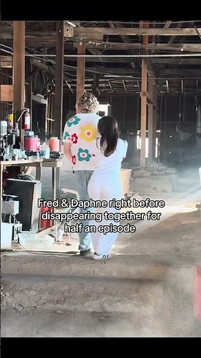 Fred & Daphne right before disappearing together for half an episode