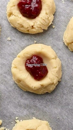 Raspberry Shortbread With A White Chocolate Drizzle