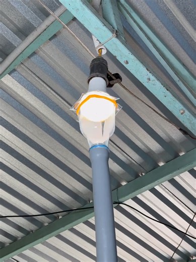 Herramienta DIY para instalar bombillas altas