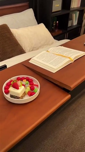 ベッドサイドにこれ置くだけで “リラックス空間” 完成… 移動式テーブルの便利さがすごい！#ベッドサイドテーブル #移動式家具 #リラックス空間 #小部屋インテリア #生活便利グッズ