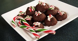 Christmas Recipe: Chocolate Candy Cane Cookies | Articles on WatchMojo.com