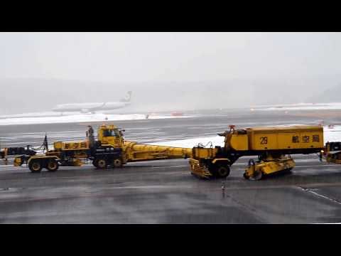 Snow Removal at New Chitose Airport. 新千歳空港 滑走路の除雪作業