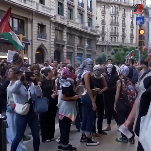 ইসরায়েলপন্থী দোকানে ফিলিস্তিনিপন্থী বিক্ষোভকারীদের হামলা | Revolution24