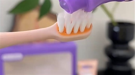 兔头妈妈新款水果味牙膏，含奥拉氟配方，温和不辣口，清新口感适合全家使用。早晚刷牙后口腔清爽无刺激，特别适合孩子和敏感牙齿人群，性价比高值得回购。