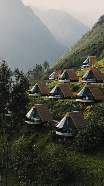 ⛰️ The Salkantay Trek is a route that combines high-mountain landscapes with campsites designed for rest and comfort. Along the way, each day offers impressive Andean views and spaces created to recharge after the hike. 🏕️ 🌌 Sky Camp – Rest in a dome with views of the night sky and wake up facing the impressive Salkantay glacier. ⛺ Mountain Sky View – Start the day with privileged views of the Andes and an unforgettable sunrise. 🌿 Super Jungle Domes – Relax in the heart of the jungle, surroun