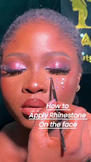 💎 POV: How to apply rhinestones on Face makeup tutorial with @Rachibeauty 👏 You have to try this creative makeup hack 🌸 Follow us for more makeup trends & tips worldwide 💦 . . #rhinestones #makeuptutorial #creativemakeup #millionviews #glossylips #melaninmakeup
