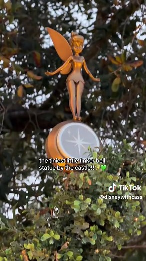 I can’t believe I never noticed this little tink statue 🥹✨💚 #disneytiktok #disneyworld #magickingdom #tinkerbell #disneymagic @Disney Parks