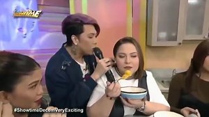 39M views · 132K reactions | Vice Ganda: "Ganda ng babaeng ito e idol ko 'to si chuva-choo-choo girl." LOL! Ang kulit talaga! Balikan ang #MannequinChallenge ng It's Showtime hosts with the momshies HERE: For more funny moments, just go to itsshowtime.abs-cbn.com and don't forget to like our official Facebook page! www.fb.com/abscbnNetwork | ABS-CBN | Facebook