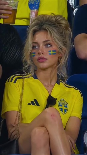 Template de tutorial de foto IA gratuito 💖 ⚽🔥 Copa do Mundo FIFA, template da Copa do Mundo no CapCut, torcedores japoneses da Copa FIFA 26, nauraja010, zee devika charme da Copa do Mundo, torcedores japoneses da Copa do Mundo, prompts para fotos, tutorial de edição de fotos IA, tutorial para editar foto e parecer torcedor da Copa do Mundo 2026, foto IA de estádio de futebol viral, tutorial de foto de transmissão ao vivo de jogo na TV, como criar foto assistindo à final da Copa do Mundo com IA