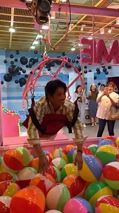 Introducing our 𝐆𝐈𝐀𝐍𝐓 𝐇𝐔𝐌𝐀𝐍 𝐂𝐋𝐀𝐖 𝐌𝐀𝐂𝐇𝐈𝐍𝐄! 😱 😱 Watch David John Guison and Official Nicole Andersson try it! 😂✨ | The Dessert Museum