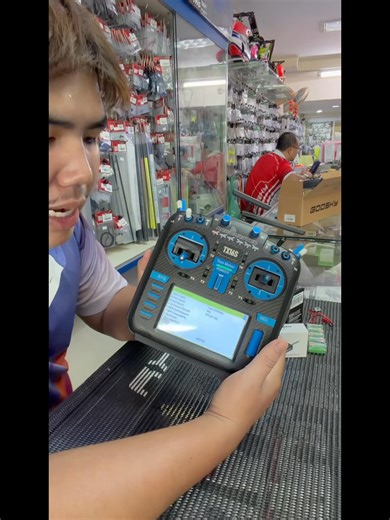 🙌 นี่คือ ขั้นตอนการ Bind (จับคู่สัญญาณ) ระหว่าง รีโมท RadioMaster TX16S 4in1 โมดูล Ranger Micro รีซีฟเวอร์ ER8 (ExpressLRS) ผมจะแยกเป็นขั้นตอนง่าย ๆ อ่านเข้าใจได้ทันทีครับ 👇 ⸻ 🔧 อุปกรณ์ที่ใช้ • RadioMaster TX16S 4in1 • Ranger Micro Module (ExpressLRS) • Receiver ER8 (ExpressLRS) • สาย USB-C (สำหรับอัปเดตเฟิร์มแวร์ถ้าจำเป็น) ⸻ 🪫 ขั้นตอนก่อนเริ่ม 1. ตรวจสอบว่า TX16S เป็นเฟิร์มแวร์ EdgeTX/OpenTX เวอร์ชันใหม่พอ (EdgeTX แนะนำจะสะดวกกว่าครับ) 2. อัปเดต เฟิร์มแวร์ของ Ranger Micro และ ER8 ให้เป็นเวอ