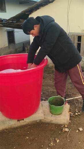 How to obtain water using the siphon principle #tips #idea #experiment #family