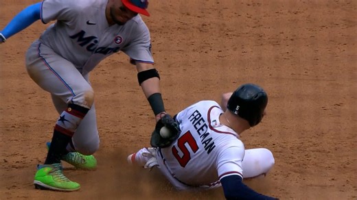 Sandy León throws out Freeman