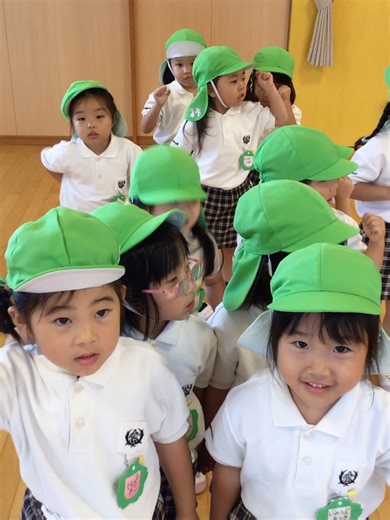 とうばんの森 こども園 on Instagram: "💚りんご組💚9月① お月見パーティーをしました！給食室さん特製のきなこのおもち、梨もとっても美味しかったね🌕 お家の人にお願いしてすすきを持って来てくれたお友達もいました！ご協力ありがとうございました😊 玉入れや大玉転がし、東播音頭等運動会ごっこを楽しんでいます！ またお家でもお話きいてみてくださいね！"