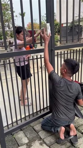 A single man falls for a single mother.