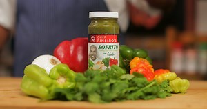 ¿Ya probaste mi Sofrito con Cilantro Chef Piñeiro's? Te invito a que lo hagas. 😉 Mi sofrito es: ✅ \u00100 natural ✅ Hecho en Puerto Rico ✅ No contiene MSG ✅ Sin sabores artificiales ✅ Sin colorantes Dale ese sabor a restaurante que tanto deseas en tus comidas. Consigue él tuyos en tu supermercado más cercano o pídelos online a través de Amazon. #ChefPiñeiro | El Chef Piñeiro