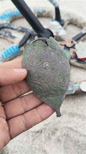 Discovering Relics with Metal Detecting Techniques