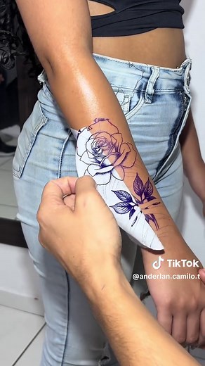 Tatuagem no braço feminina: arte e detalhes em Diadema