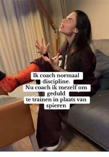 Ik coach normaal discipline 💪, push vrouwen om doelen te bereiken en grenzen te verleggen. Maar nu ben ik zelf aan zet. Een gebroken been 🦵 dwingt me stil te zitten 🛋️ en geduld te oefenen iets wat ik zelden nodig had. Het is frustrerend 😤, want mijn hoofd blijft vooruit rennen terwijl mijn lichaam moet wachten. Toch leer ik hier iets waardevols 🌟: discipline is niet alleen hard trainen of presteren, het is ook het vermogen om rust te nemen 😌, te herstellen en vertrouwen te hebben in het p