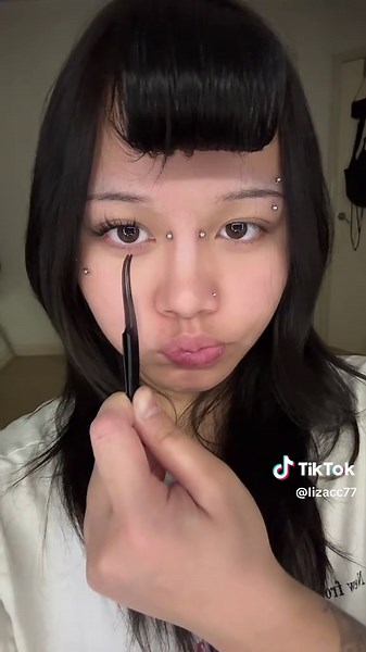 Manga Lash Clusters Tutorial with Amz Girl