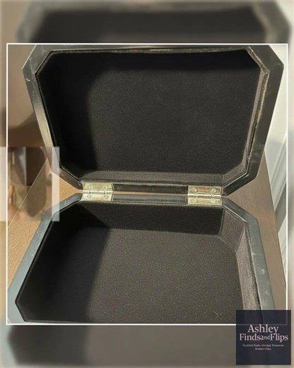 Black Lacquered Jewelry / Keepsake Box with Gold-Tone Clasp – Velvet Lined Interior