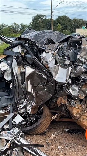 Fernando Alves Repórter on Instagram: "Ele teve muita sorte! Um acidente de carro de grande impacto deixou o motorista preso às ferragens em Sinop, Mato Grosso. O resgate foi complexo, mas o resultado foi um verdadeiro milagre: o homem saiu consciente, comunicando-se e com apenas um pequeno arranhão. Uma cena impressionante com um final feliz! @diariodoiguacu #acidente #sinop #resgate #bombeiros #finalfeliz"