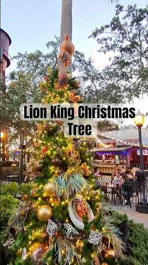 The Lion King Christmas Tree at Disney Springs! 🦁🎄 WOW!