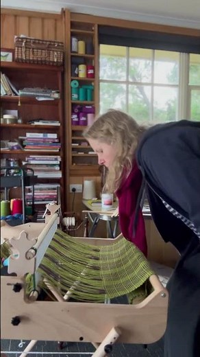 Taking my Log Cabin Towels off the rigid heddle loom 💚 #rigidheddleloom