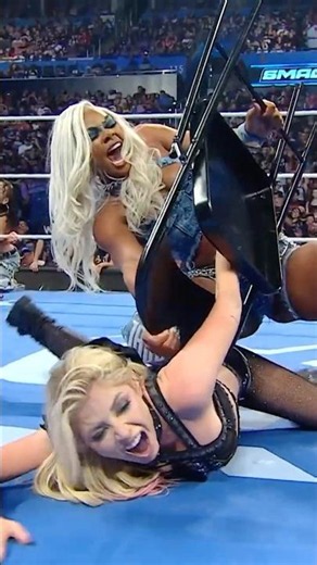 BENT HER ARM BACK!!! And forcing Charlotte to watch this is straight up diabolical 😫👎👎 #SmackDown
