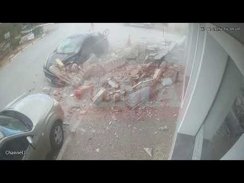 Η στιγμή που καταρρέει μπαλκόνι στο Λαύριο