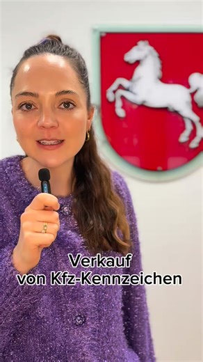 @verwaltungsgericht.hannover on Instagram: "🚘 Eine Einzelrichterin hat am 18.12.2025 mehrere Klagen gegen Zwangsgelder abgewiesen. Ein Händler hatte trotz eines bestandskräftigen Verbots aus dem Jahre 2019 weiterhin Kfz-Kennzeichen vor der Zulassungsstelle der Landeshauptstadt Hannover verkauft –ohne die erforderliche Sondernutzungserlaubnis. Die Einzelrichterin folgte der Argumentation des Klägers nicht, der sich darauf berief, vor Ort keine Verkaufshandlungen vorzunehmen. Die bisherigen, durc