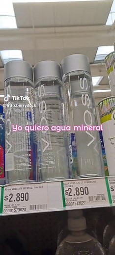 Agua Voss: Escena de agua mineral en 'Son como niños'