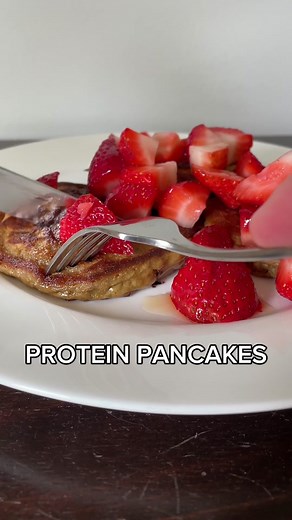 PROTEIN PANCAKES will totally change your life! We are never going back to regular pancakes after trying these! 🥞🍓 1 scoop vanilla protein 1/2 tsp baking powder 1/4 cup oat/almond/regular milk or water 1 egg *this is for 1 serving (3 pancakes). I usually multiply by at least 5 for a full week!* Mix all ingredients in a bowl and cook over a frying pan as you would normal pancakes! I find these don’t bubble like normal pancakes would to indicate a flip, so just flip when it starts to look golden
