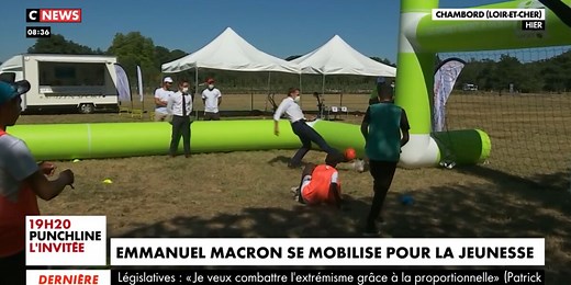 Emmanuel Macron joue au foot avec des jeunes de Chambord
