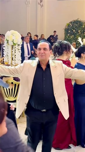 Manaf Agayev on Instagram: "Sənət dostumuz Nurlan Növrəslinin toyundan. Allah xoşbəxt eləsin!"