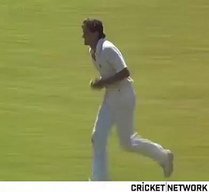 Gordon Greenidge of West Indies tonks Terry Alderman of Australia during the Test series in 1988-89 | Fenomeno