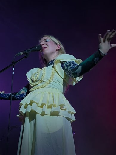 Lose It ! #austra #concertvideo #electronicmusic #electropop #chinupbuttercup @austra @Cabaret Sauvage @Domino Recording Co.